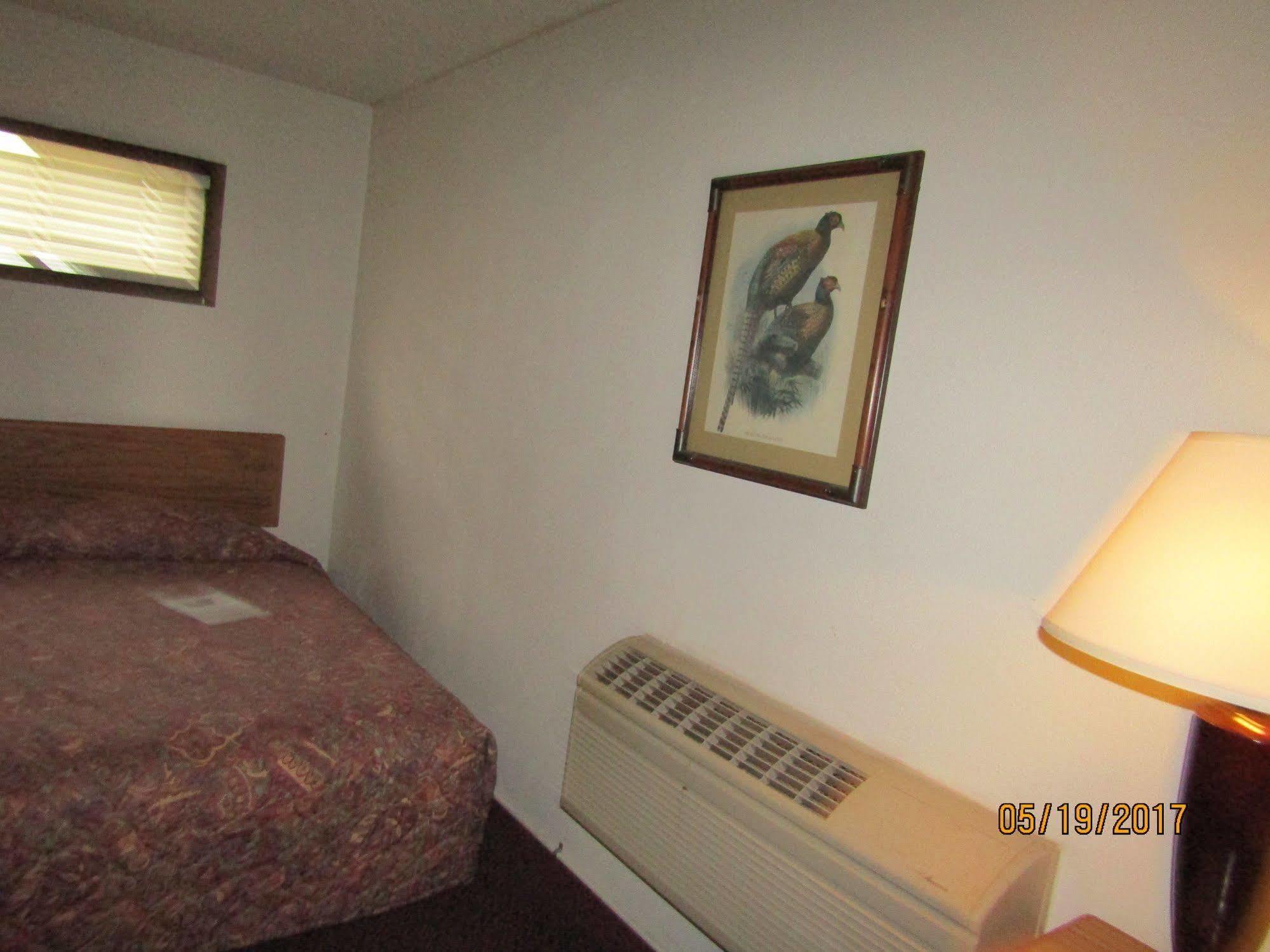 Dakota Inn Huron Екстериор снимка