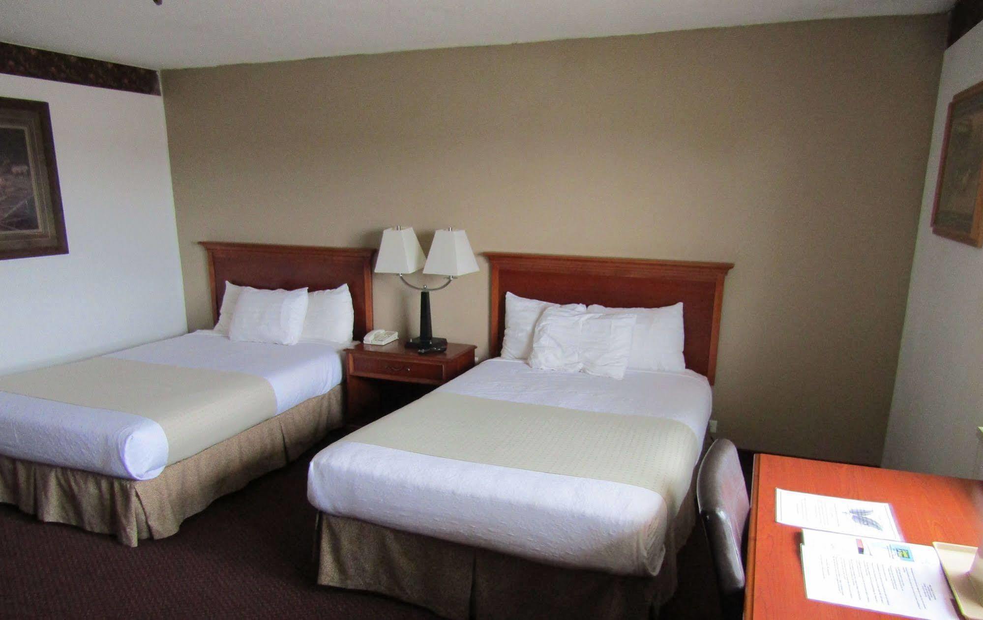 Dakota Inn Huron Екстериор снимка