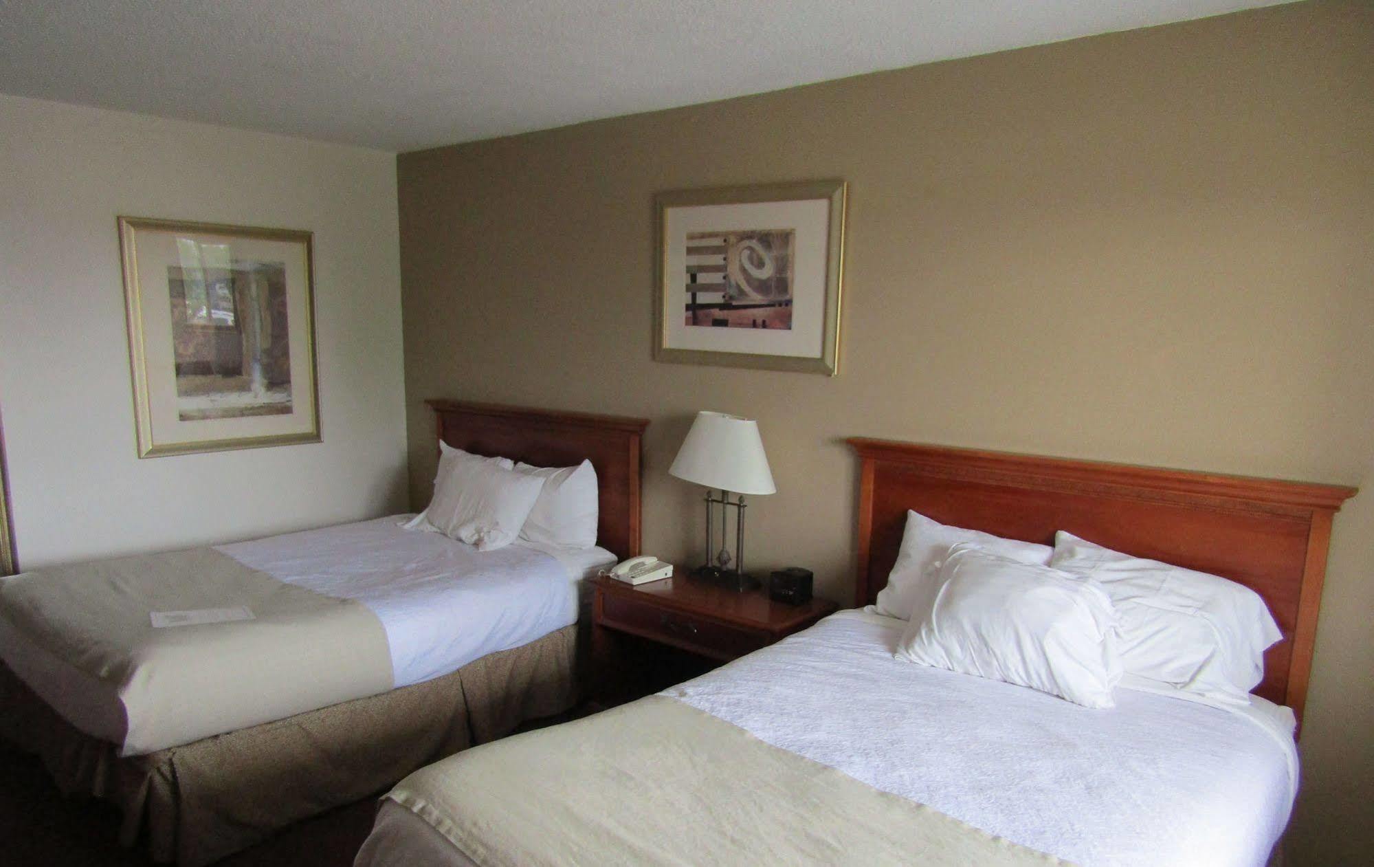 Dakota Inn Huron Екстериор снимка