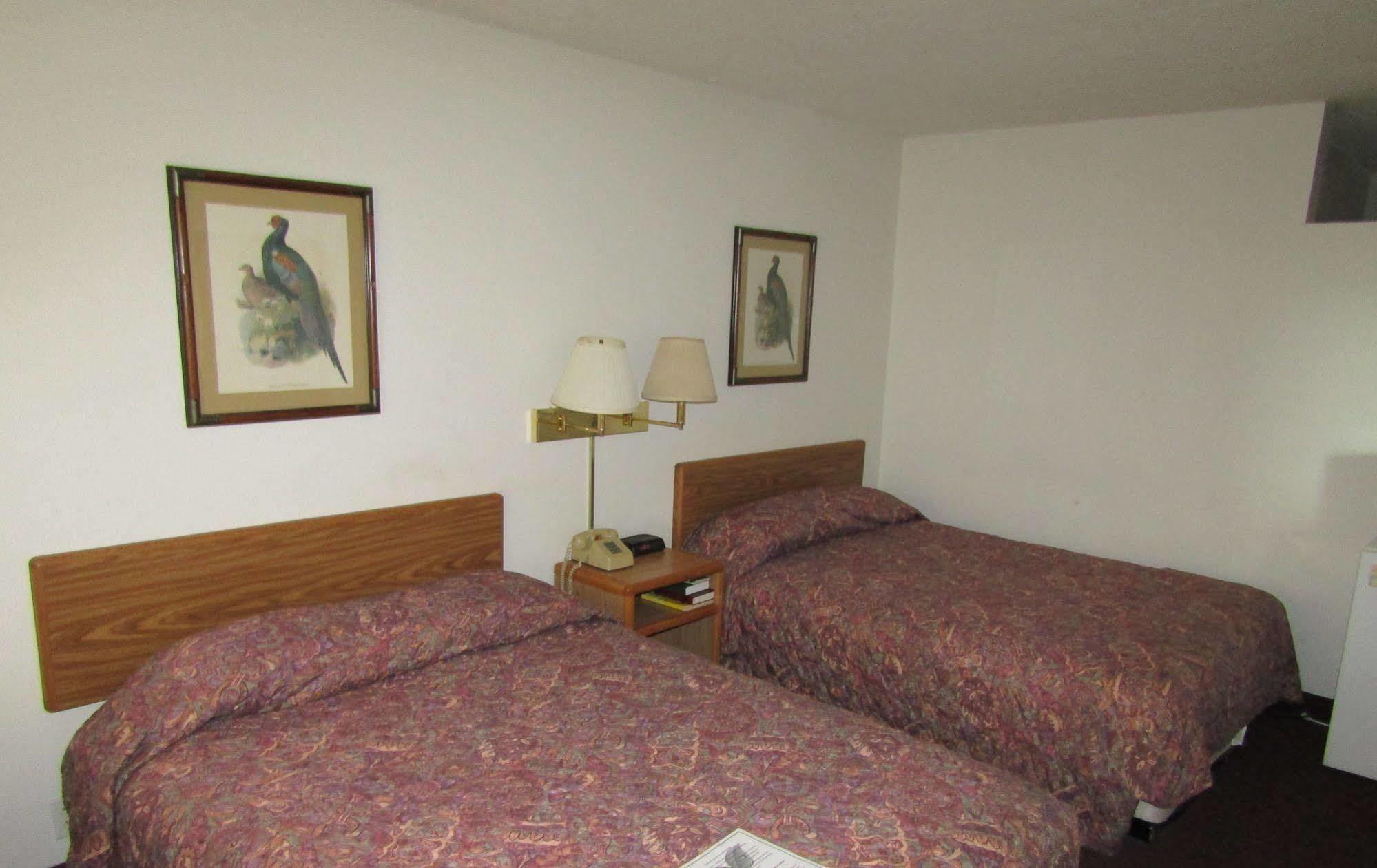 Dakota Inn Huron Екстериор снимка