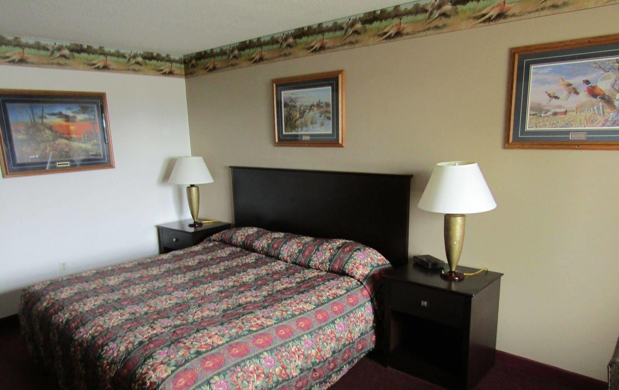 Dakota Inn Huron Екстериор снимка