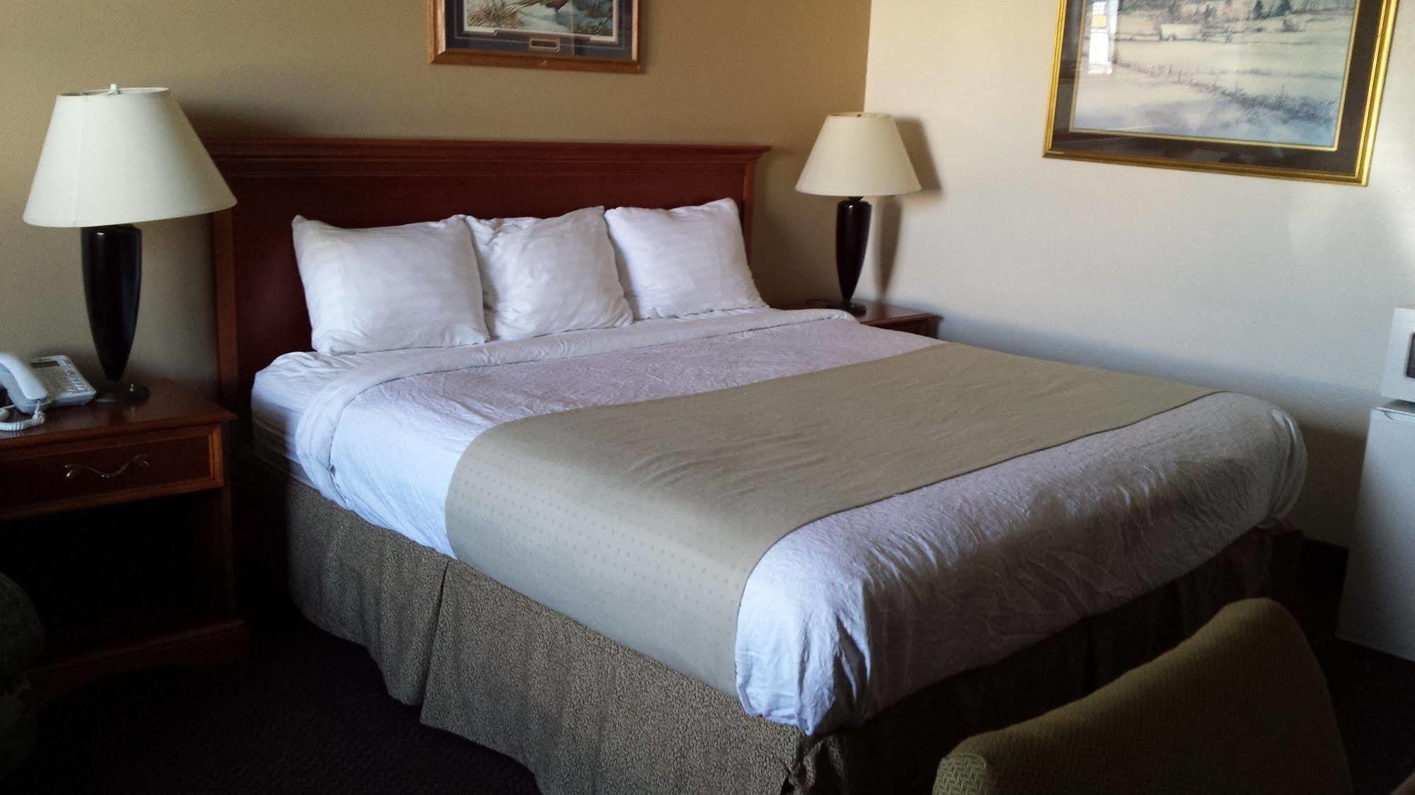 Dakota Inn Huron Екстериор снимка