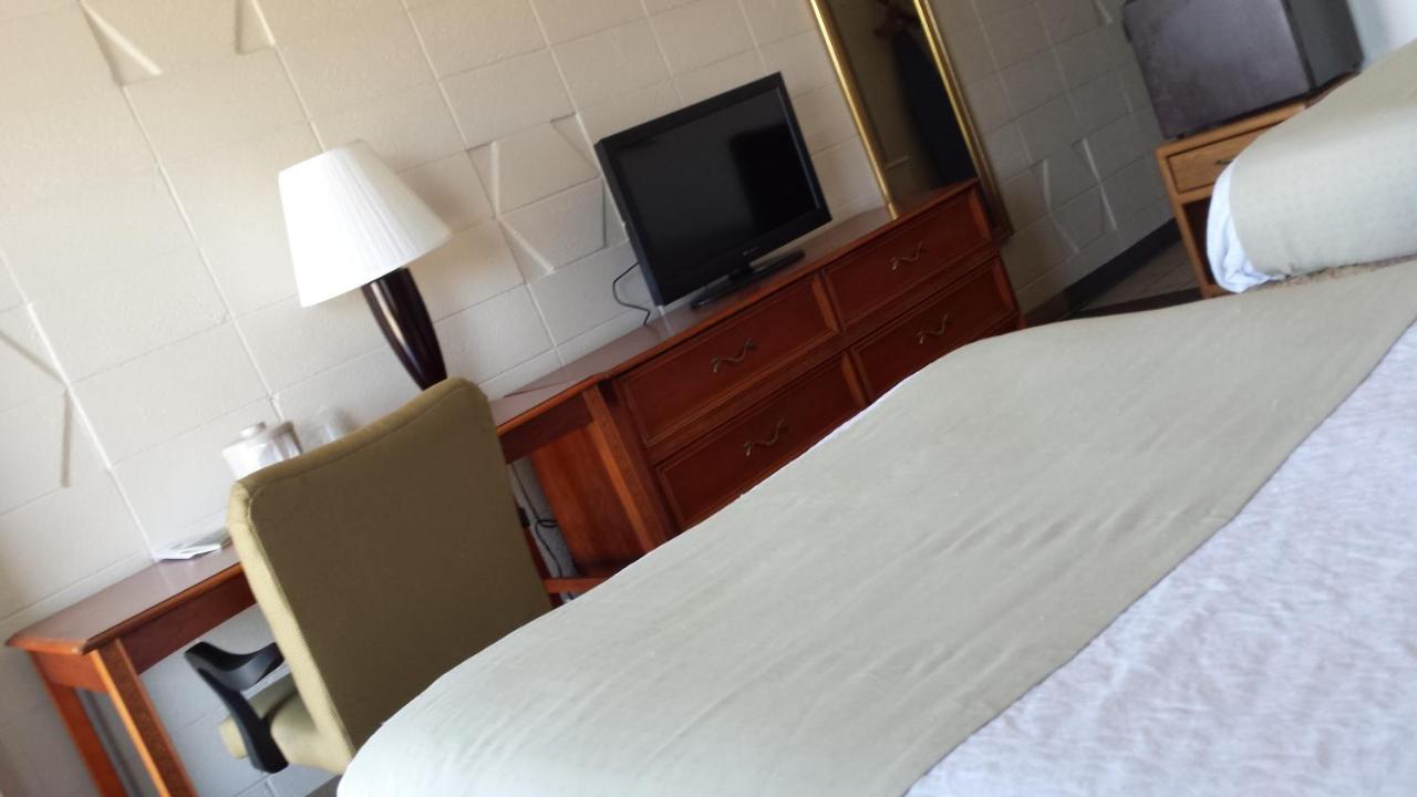 Dakota Inn Huron Екстериор снимка