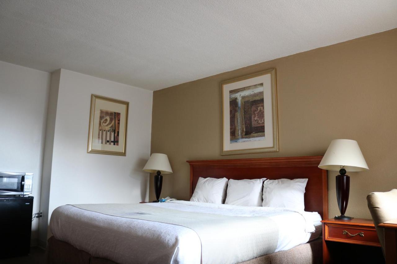Dakota Inn Huron Екстериор снимка